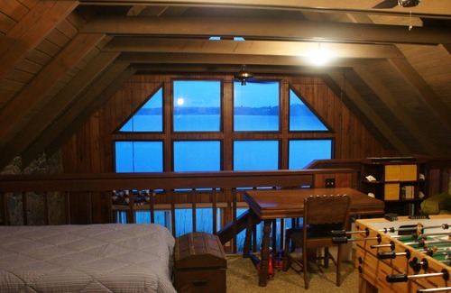 Poulsbo Cabin | Ocean View Beach Cabin with Pool & Pet-Friendly Amenities