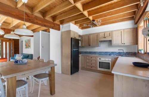 Bawley Point House | Beach Haven: Pet & Child-Friendly Retreat with Top Reviews