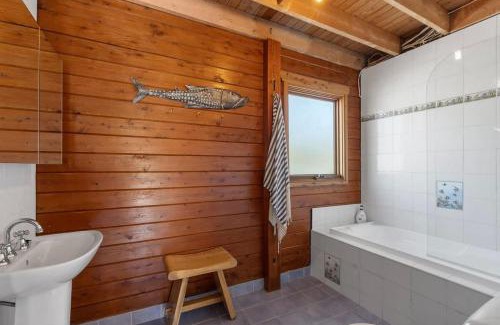 Bawley Point House | Beach Haven: Pet & Child-Friendly Retreat with Top Reviews