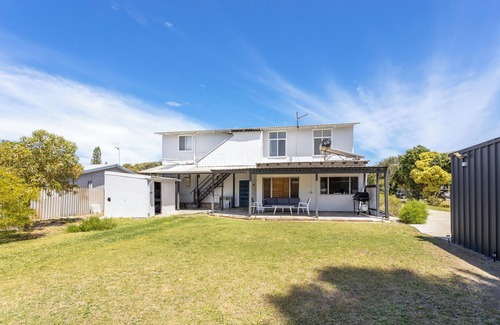 Lancelin Apartment | Family-Friendly Retreat at The Beach Haven with Breakfast