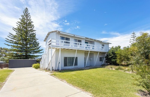Lancelin Apartment | Family-Friendly Retreat at The Beach Haven with Breakfast