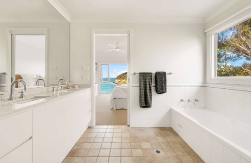 Macmasters Beach House | Beachfront Bliss at The Beach Hive - Rated 9.6/10