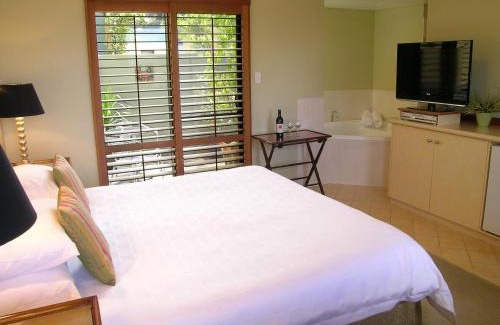 Collingwood Park Hotel | Experience The Beach House At Bayside - 5-Star Ocean View