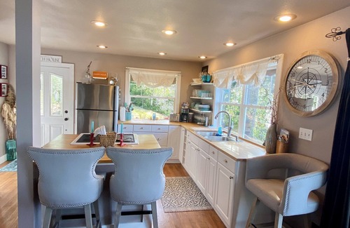 Shelton House | Beachfront Bliss: The Beach House with Ocean View & Spa