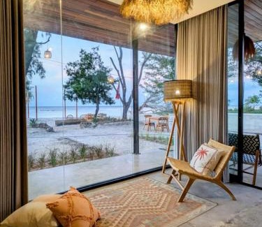 Gili Meno Hotel | Explore The Beach House: Family-Friendly with Pool Access