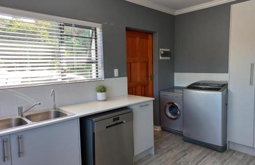 Paradise Beach House | Beach House Paradise: Family-Friendly with Guest Rated 9.8