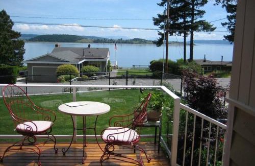 Oak Harbor House | Experience The Beach House: 4-Star Pet & Child Friendly Retreat