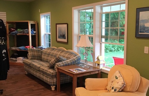 Munising Hotel | Cozy Beach Inn Motel: Family-Friendly with Breakfast & Kitchen