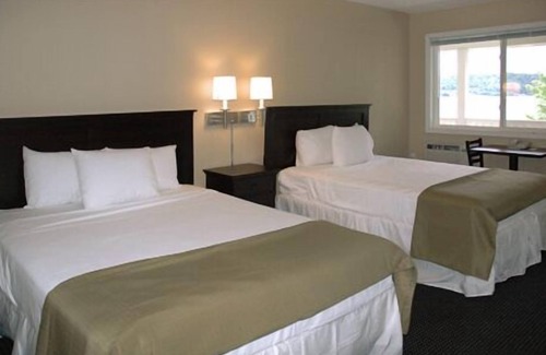 Munising Hotel | Cozy Beach Inn Motel: Family-Friendly with Breakfast & Kitchen