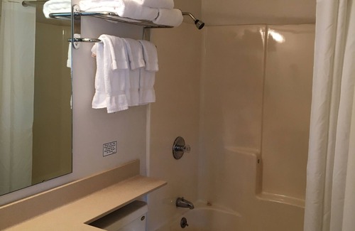 Munising Hotel | Cozy Beach Inn Motel: Family-Friendly with Breakfast & Kitchen