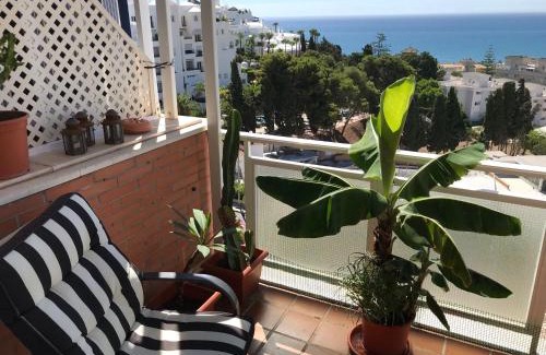 Carihuela Apartment | Beach Oasis Torremolinos: 10/10 Poolside Family Retreat