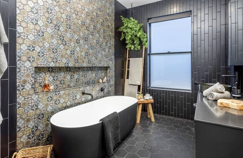 Coledale House | Beachside Retreat: The Beach Pad, Steps from Coledale Beach