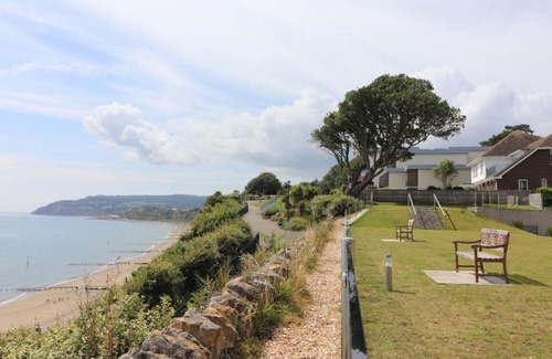 Sandown Apartment | Pet-Friendly Beach Retreat: 4-Star Comfort Awaits You