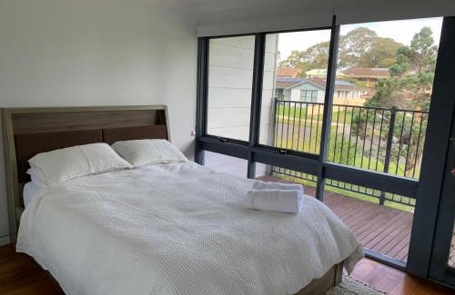 Sanctuary Point House | Beachcomber: Family-Friendly Retreat with High Guest Ratings