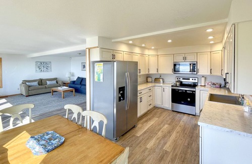 Bandon House | Beachcomber Retreat: Ocean Views & Private Beach Access