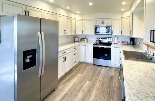 Bandon House | Beachcomber Retreat: Ocean Views & Private Beach Access