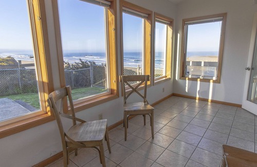 Bandon House | Beachcomber Retreat: Ocean Views & Private Beach Access