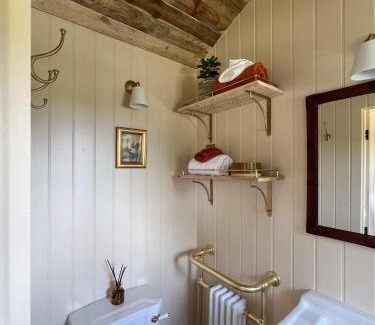 Langton Green Apartment | Eco-Friendly Haven at The Beacon: 4-Star Stay with Hot Tub