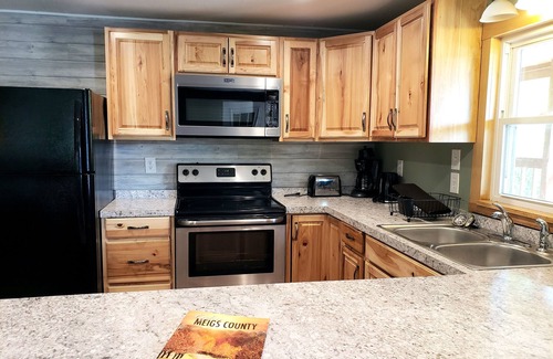 Langsville Cabin | Bear Den Cabin: Cozy Retreat with Scenic Pond Views