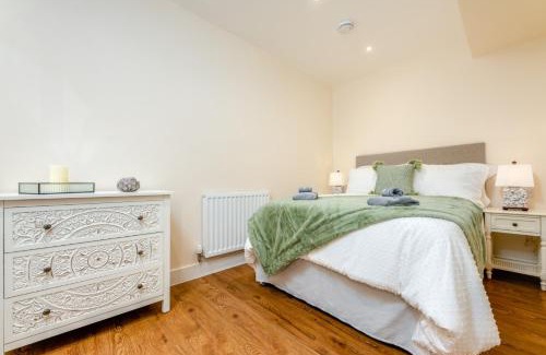 Usk Apartment | Discover The Bear: Family-Friendly Retreat with High Ratings