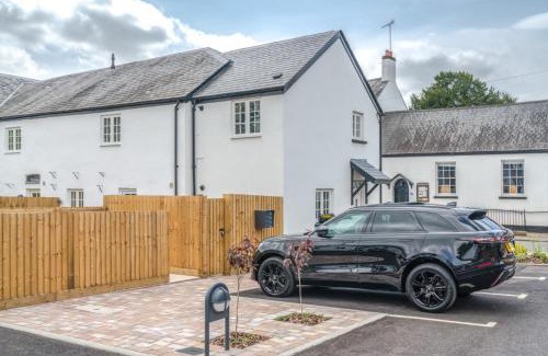 Usk Apartment | Discover The Bear: Family-Friendly Retreat with High Ratings
