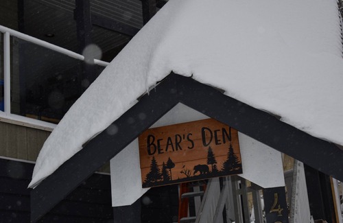 Big White Ski Resort Ski Chalet | Experience Bear's Den Ski Chalet with Private Hot Tub & Parking