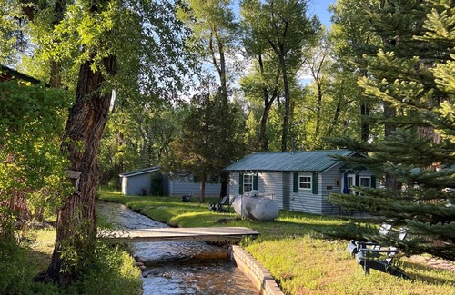 Riverside Cabin | Discover the Riverside Cabin Retreat with Lake Views