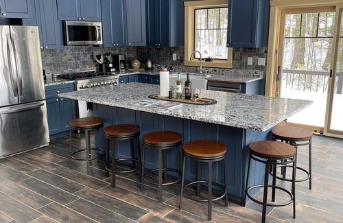 Millinocket Cabin | Enjoy Mt Katahdin Views at BearsDen Lodge with Breakfast