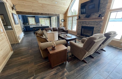 Millinocket Cabin | Enjoy Mt Katahdin Views at BearsDen Lodge with Breakfast