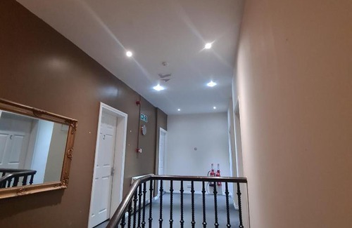 Cowdenbeath Hotel | Cozy Retreat at The Beath Inn - Child Friendly Comfort