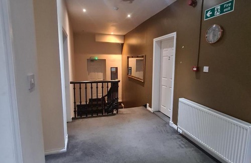 Cowdenbeath Hotel | Cozy Retreat at The Beath Inn - Child Friendly Comfort