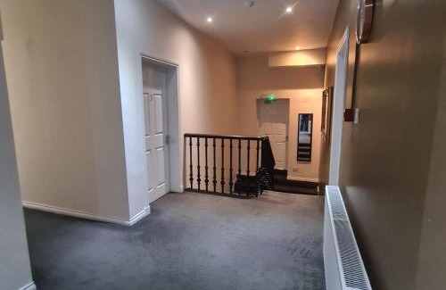 Cowdenbeath Hotel | Cozy Retreat at The Beath Inn - Child Friendly Comfort