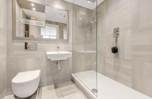 The Docks Apartment | Relax in The Becky Suite - Ideal for Families at Princes Dock