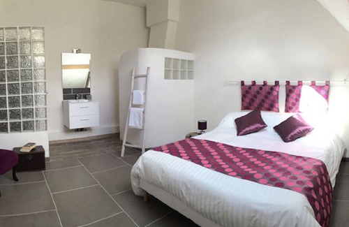 Reuil House | Cozy Stay at The Bed and Breakfast 1 for Your Getaway