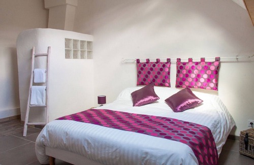 Reuil House | Cozy Stay at The Bed and Breakfast 1 for Your Getaway