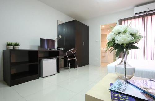 Chonburi Apartment | Inviting Stay at The Bed by Boonjira with Pool & Breakfast