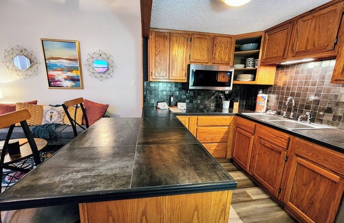 Mid America Condo | Unwind at The Bee's Knees: Ocean Views & Spa Comforts