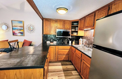 Mid America Condo | Unwind at The Bee's Knees: Ocean Views & Spa Comforts