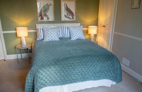 Baslow House | Cozy Chatsworth Apartment No 1 - Perfect for Families & Pets