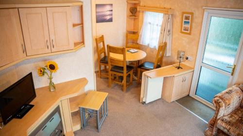 West Buckland Apartment | Discover The Beeches Static Caravan: Pet & Child Friendly Retreat