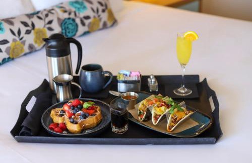 Northeast Dallas Hotel | Discover The Beeman Hotel: Pet-Friendly Retreat with Pool
