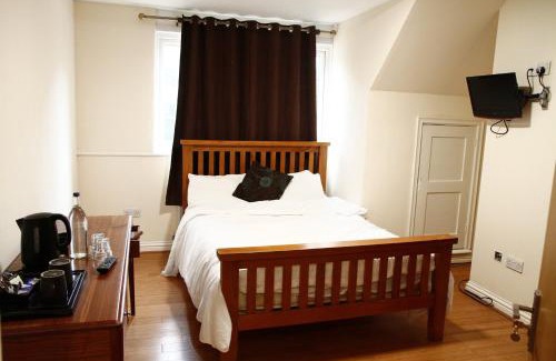 Knowl Hill Bed & Breakfast | Cozy Stay at The Bell and Bottle with Breakfast Included