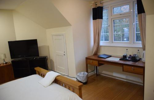 Knowl Hill Bed & Breakfast | Cozy Stay at The Bell and Bottle with Breakfast Included