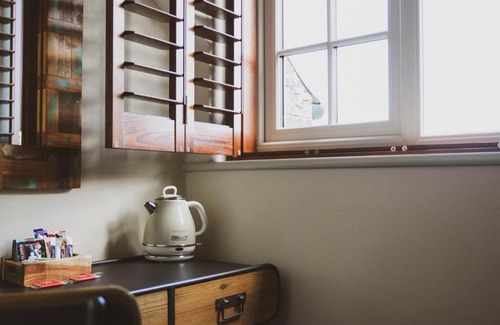 Horton Hotel | Cozy Stay at The Bell Broadway with Free Breakfast
