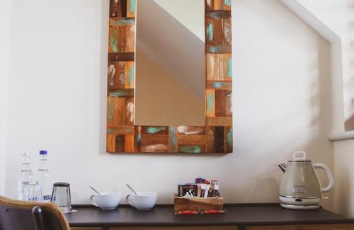 Horton Hotel | Cozy Stay at The Bell Broadway with Free Breakfast