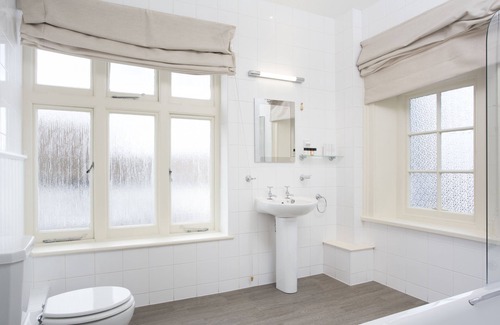 Sandwich Hotel | Discover The Bell Hotel: Family-Friendly with Top Amenities