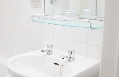 Woburn Hotel | Cozy Stay at The Bell Hotel Woburn with Restaurant Access