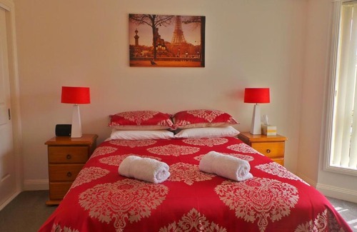 South Tamworth Villa | Discover The Bell House: 4-Star Family-Friendly Retreat