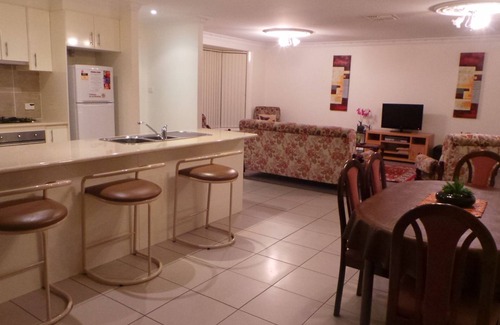 South Tamworth House | Bell House: Guest Rated 9.6 with Free WiFi & Open Living