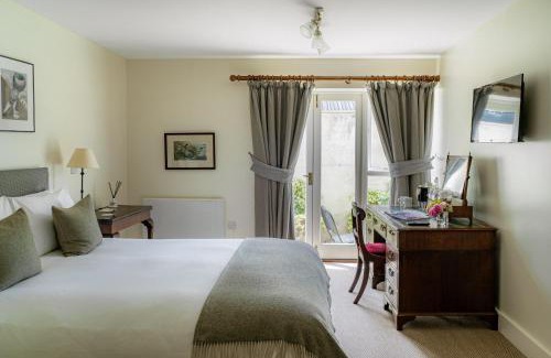Lechlade Hotel | Explore The Bell Inn: 4-Star Stay with Pet-Friendly Perks